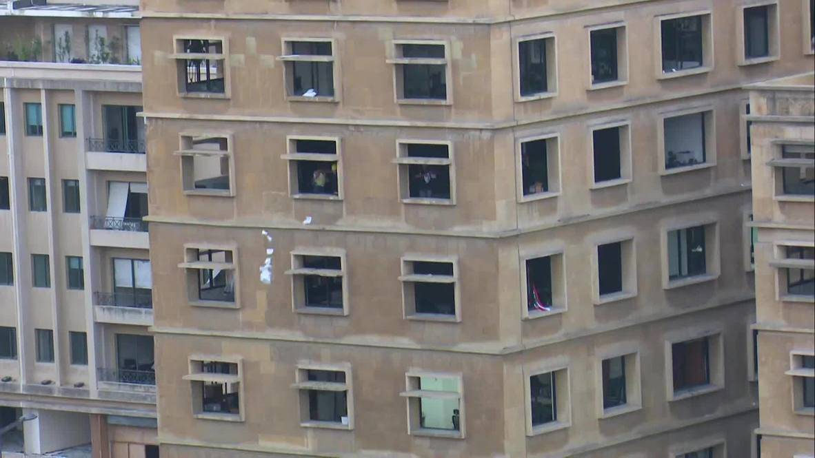 Líbano: Manifestantes contrarios al gobierno lanzan papeles desde el Ministerio de Economía en Beirut