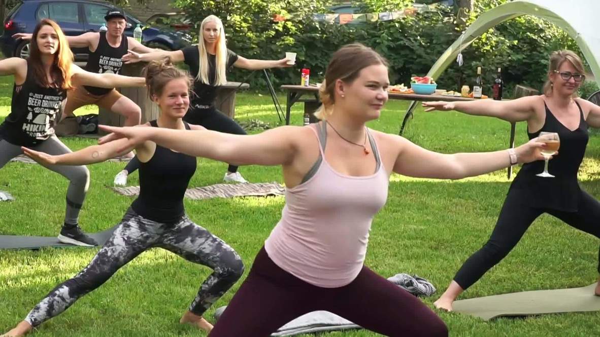 Club de fitness de Letonia ofrece una clase de yoga para los amantes del vino