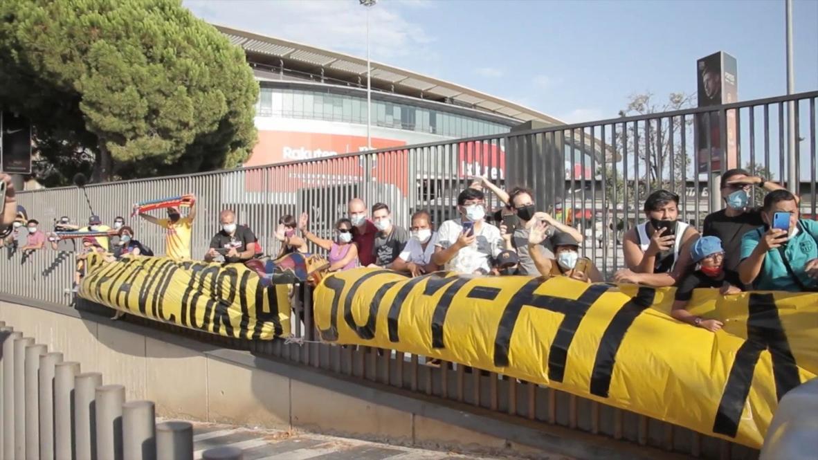 إسبانيا: المشجعون يتجمعون لمؤازرة فريق برشلونة خلال مباراة مغلقة ضد نابولي ضمن دوري أبطال أوروبا