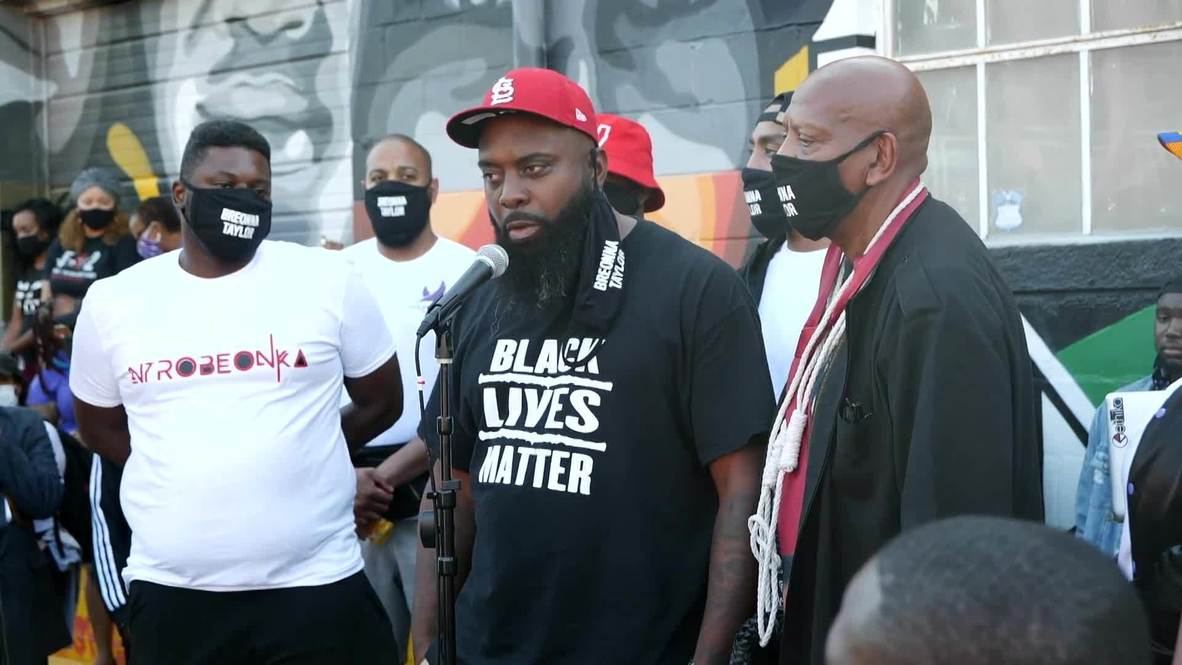 USA: Michael Brown's father joins Louisville protesters demanding justice for Breonna Taylor