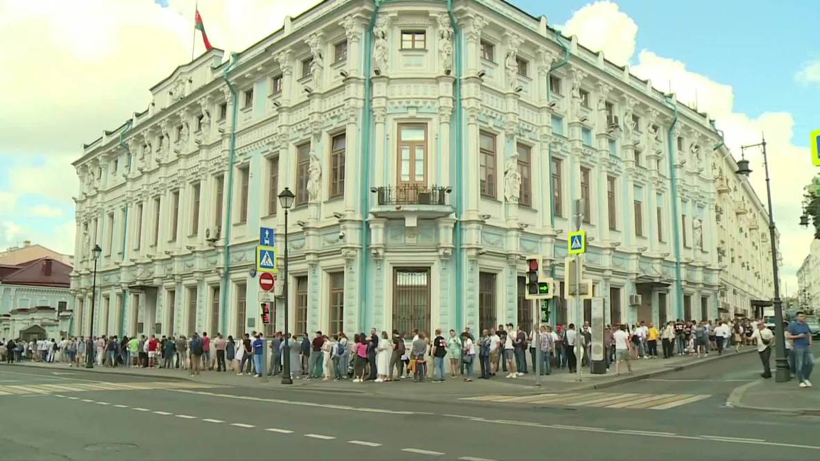 Россия: К посольству Белоруссии в Москве в день президентских выборов в республике выстроилась очередь