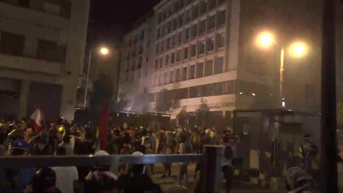 Líbano: Camarógrafo sufre los efectos del gas lacrimógeno mientras se intensifican enfrentamientos en Beirut