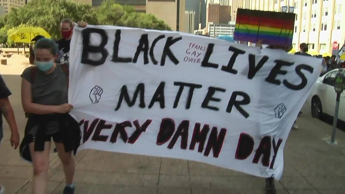 USA: Tensions as Dallas BLM protesters met by counter-protest