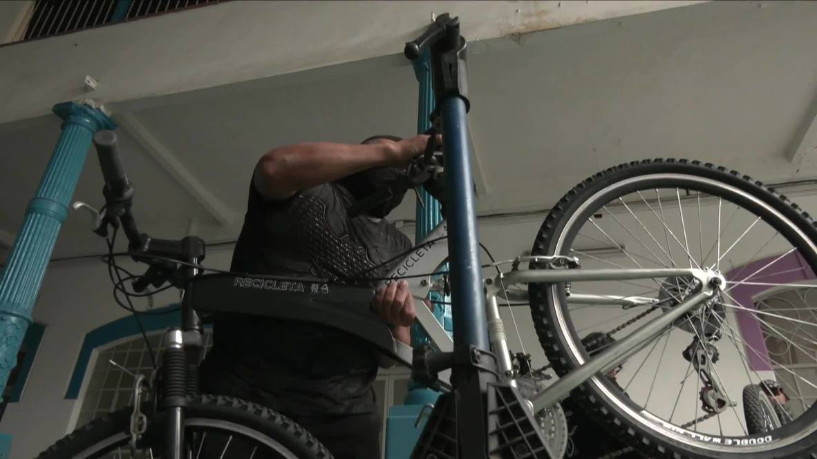 Mexico: Volunteers fix and give away free bicycles to medical staff during pandemic
