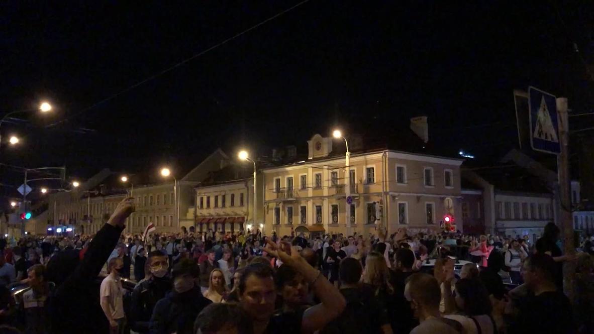 Белоруссия: Силовики разгоняют протестующих в Минске при помощи светошумовых гранат и резиновых пуль