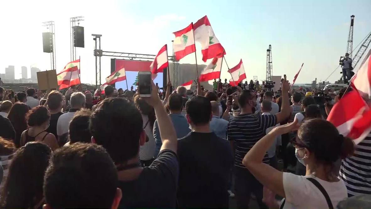 لبنان: الآلاف يتجمعون في مرفأ بيروت وسط تعالي أصوات أجراس الكنائس ومكبرات المساجد تكريما لضحايا التفجيرات