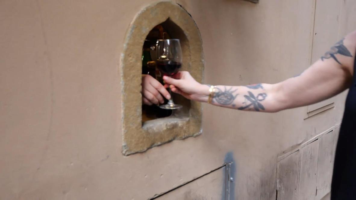 Las 'ventanas de vino' de la época de la peste vuelven a Florencia por la pandemia de covid-19
