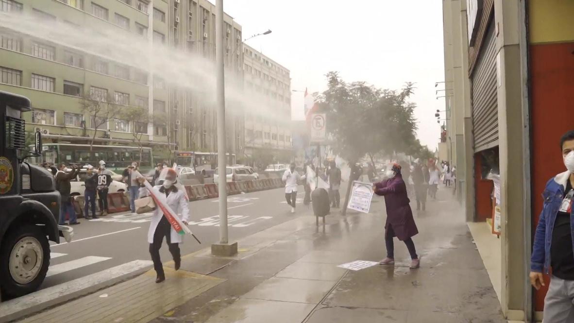 Perú: Despliegan cañón de agua en Lima durante protesta de trabajadores sanitarios