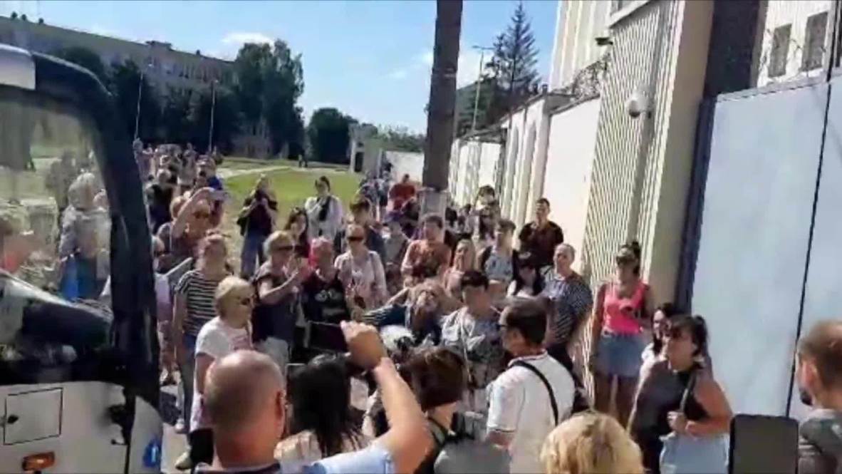 Белоруссия: Родственники задержанных собрались возле Центра изоляции правонарушителей в Минске