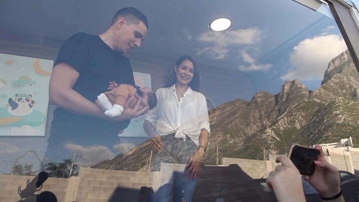 México: Vitrina motorizada ayuda a padres de Monterrey a presentar a sus bebés en tiempos de covid