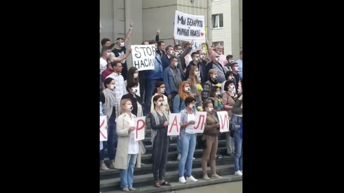 Белоруссия: "У меня украли голос" - работники государственной филармонии спели у стен здания
