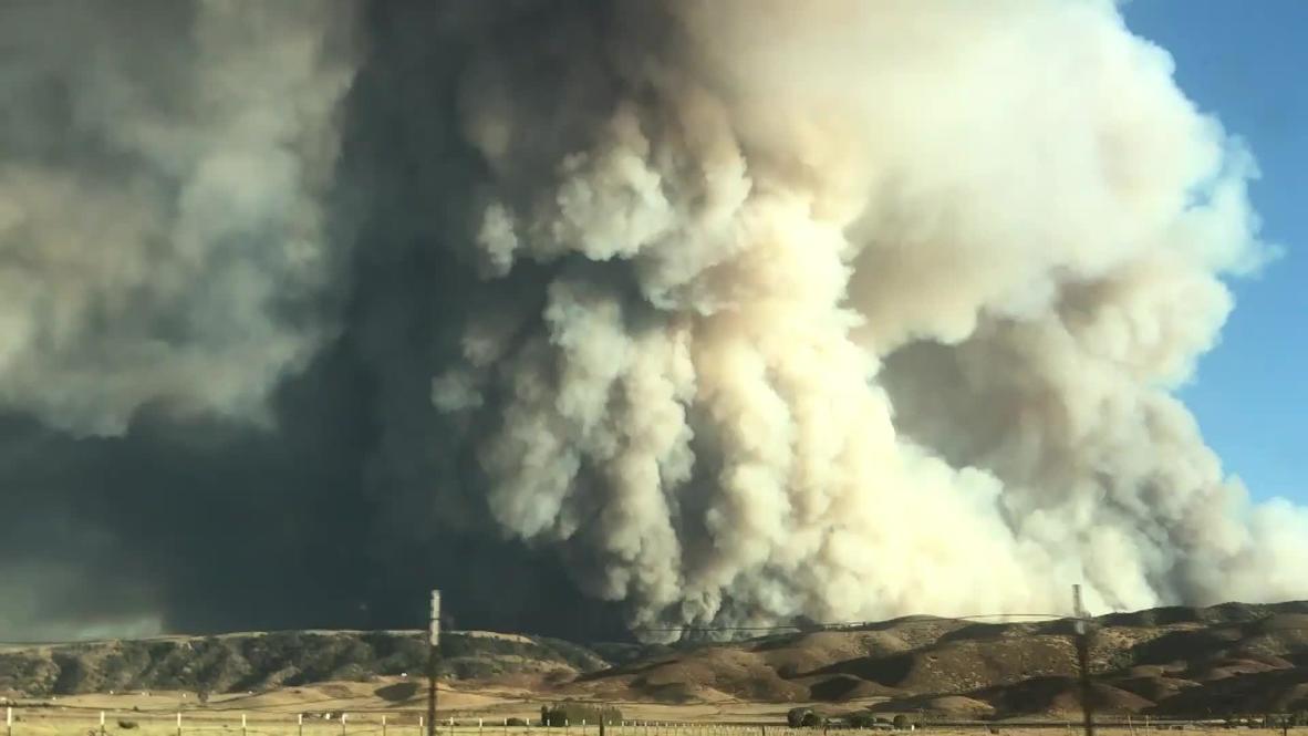EE.UU.: El humo se eleva sobre el lago Hughes durante incendios forestales en el condado de Los Ángeles