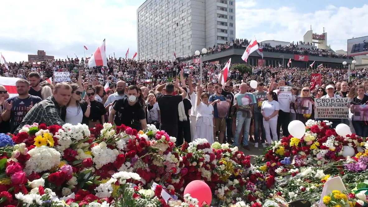 Bielorrusia: Miles de manifestantes se reúnen junto a un memorial para honrar a un manifestante fallecido
