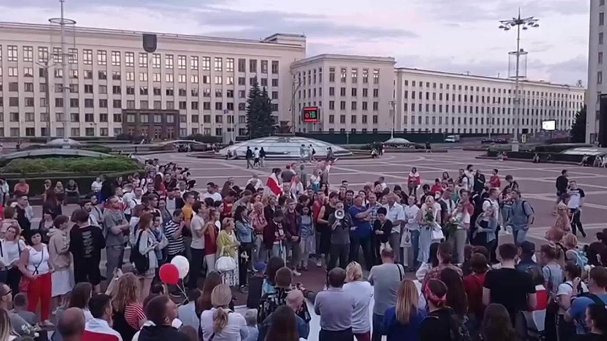 Белоруссия: Несогласные с итогами президентских выборов вновь собрались на площади Независимости в Минске