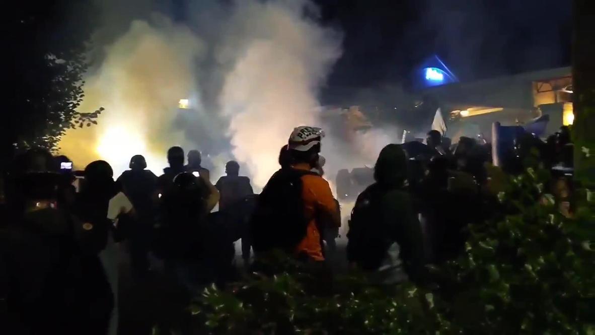 EE. UU.: Manifestantes de BLM se enfrentan a la policía frente a la Oficina del Sheriff de Portland