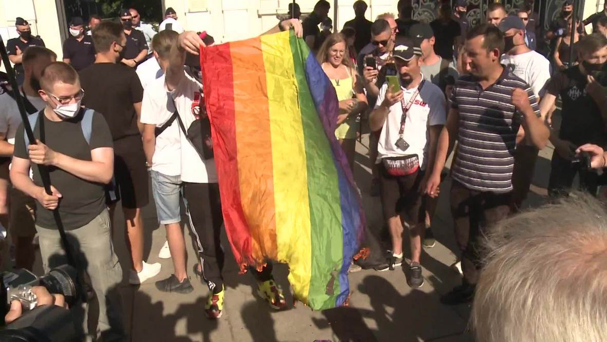 Poland: Far-right nationalist demo met with LGBT counter protest in Warsaw