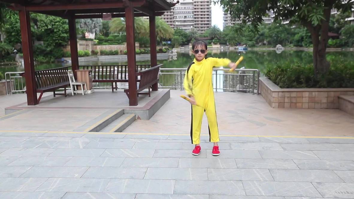 China: Niña de siete años deslumbra con sus habilidades con el nunchaku