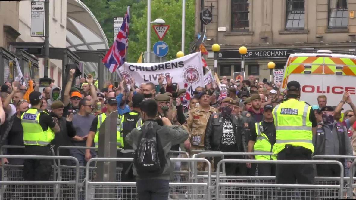 UK: Far-right and Antifa protesters face off in Nottingham city centre