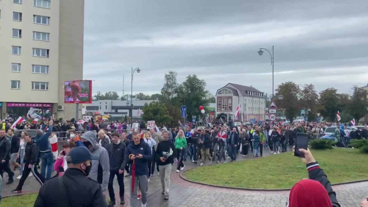 Белоруссия: Толпы митингующих вышли на марш по улицам Гродно
