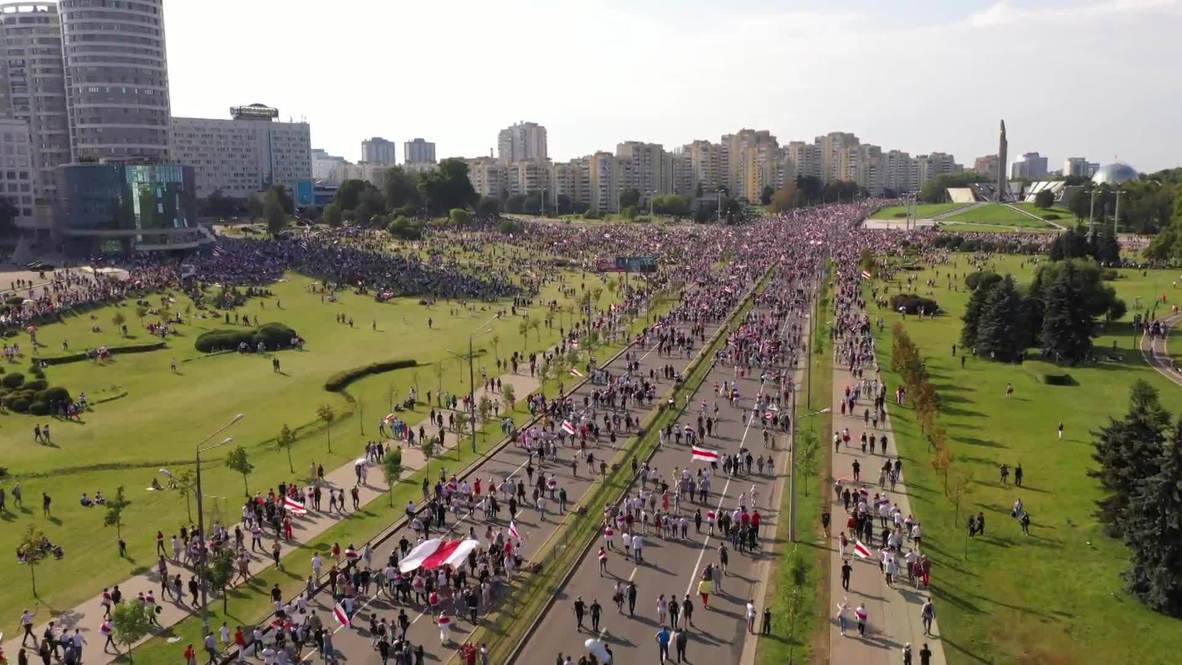 Белоруссия: Десятки тысяч протестующих подошли к стеле "Минск - город-герой"
