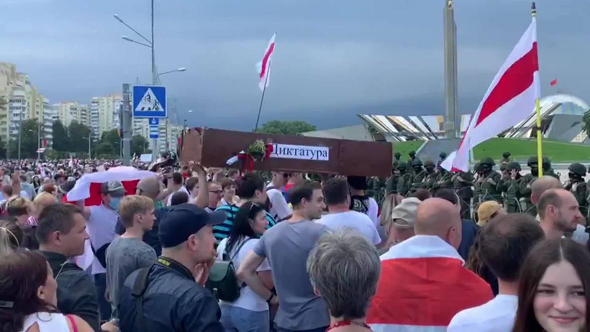 Bielorrusia: Miles de opositores protestan frente a la residencia del presidente Lukashenko en Minsk