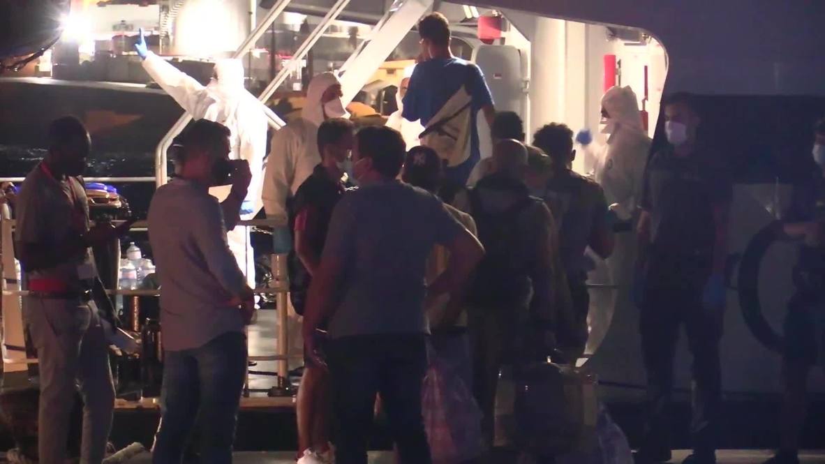 Italy: Army help transfer migrants from overcrowded Lampedusa