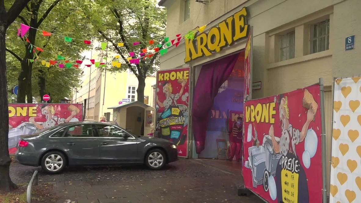 ¡Los payasos del Circo Krone te sacan una sonrisa a la vez que te lavan el coche!