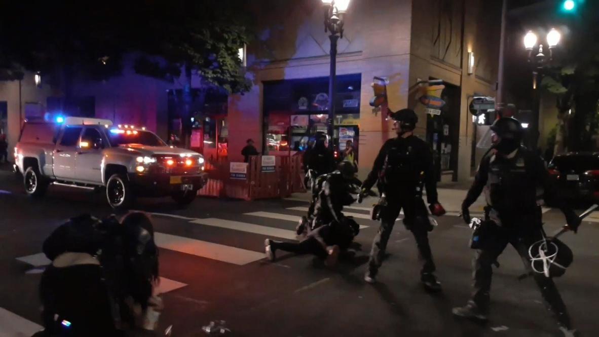 USA: Several arrests made as police and BLM protesters clash in Portland