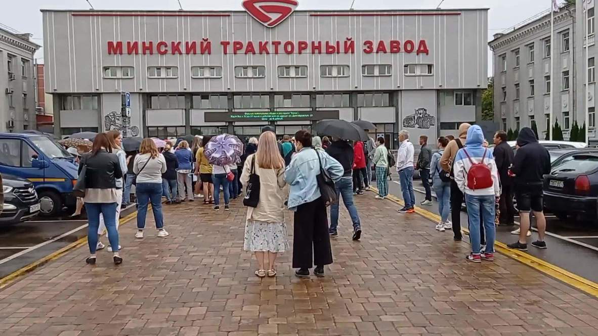 Белоруссия: Акция солидарности с рабочими МТЗ проходит у проходной завода