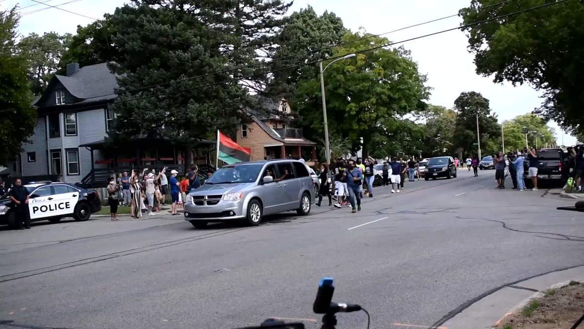 EE.UU.: Manifestantes de 'BLM' se reúnen en Kenosha antes de la llegada de Biden