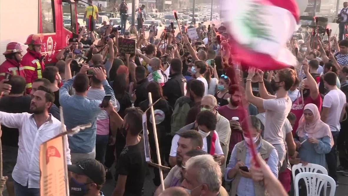 Líbano: Manifestantes protestan el día que se cumple un mes de las explosiones del puerto de Beirut