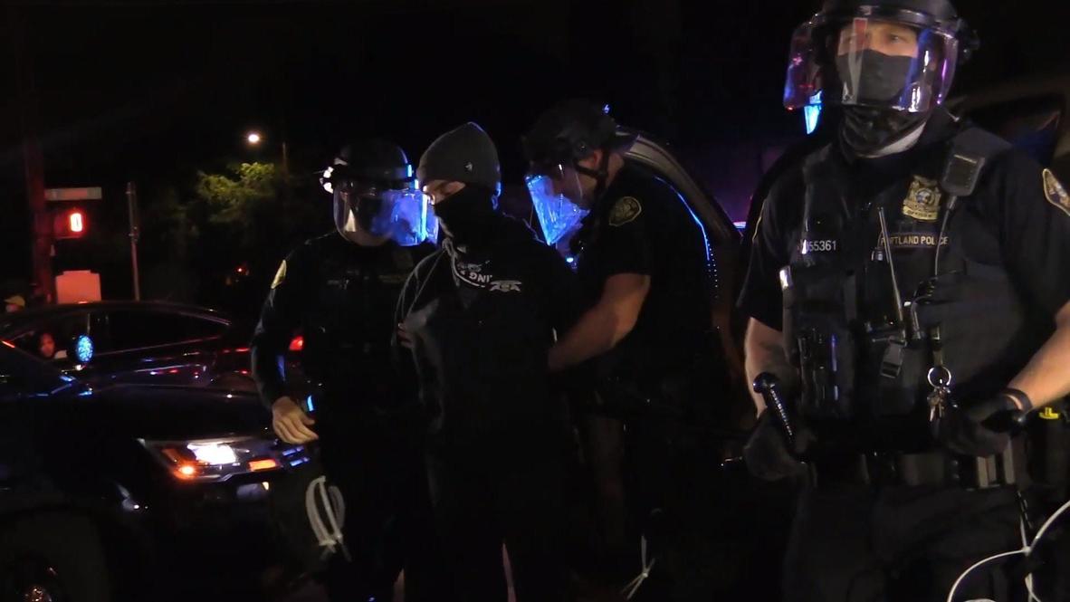 USA: Stand-off between BLM protesters and police continues in Portland