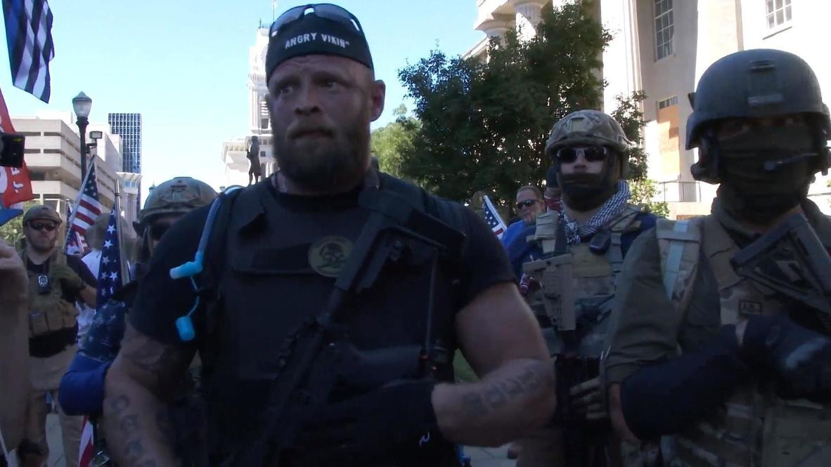 USA: Armed militia members face off BLM protesters in Louisville