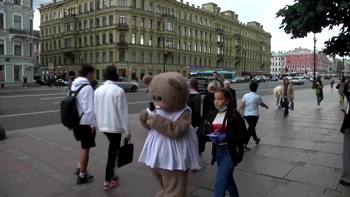 В Петербурге 11-летний мальчик в костюме медведя раздает листовки, чтобы спасти своего восьмимесячного брата