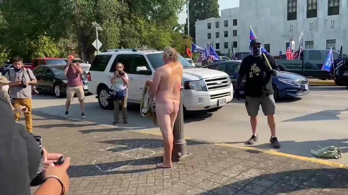 EE.UU.: Partidarios de Trump y activistas de BLM se enfrentan en Oregón *EXPLÍCITO*