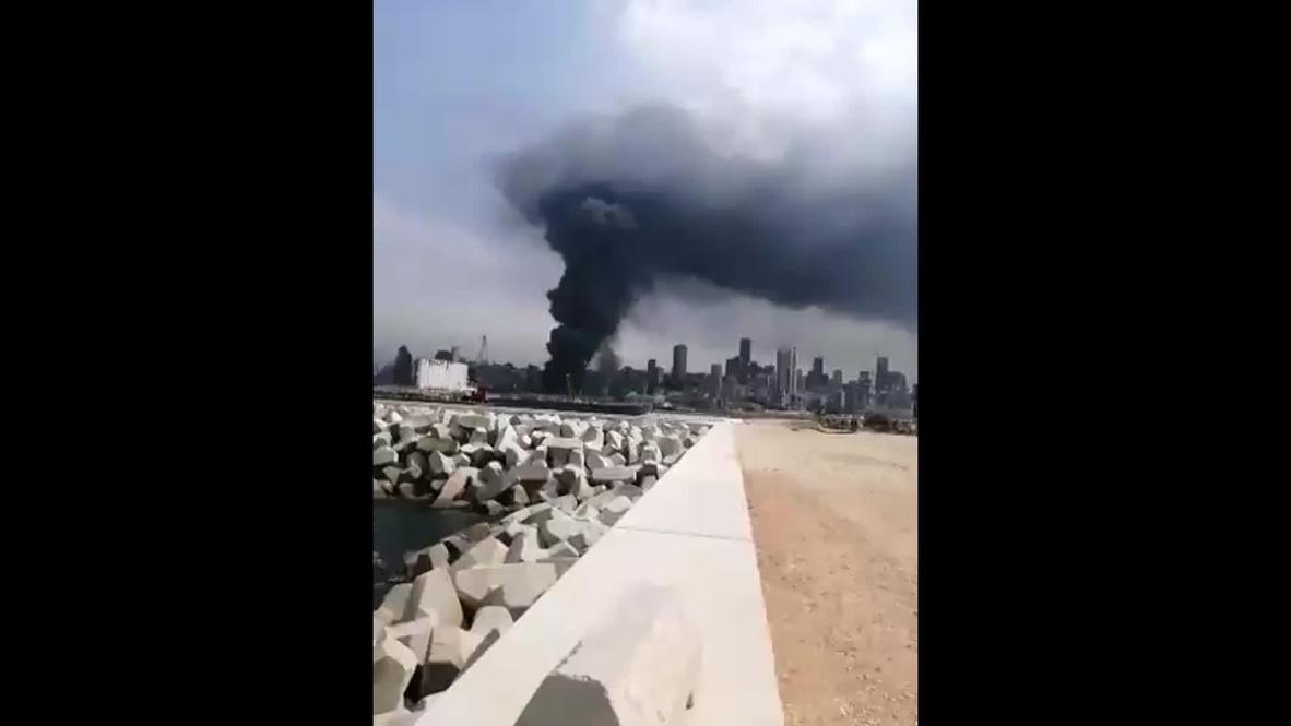 Líbano: Humo negro se eleva sobre el puerto de Beirut mientras continúa el incendio en un almacén