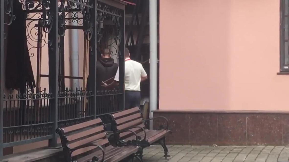 Белоруссия: Кадры посольства Швеции в Минске, куда пробрались в поисках политубежища отец и сын из Витебска