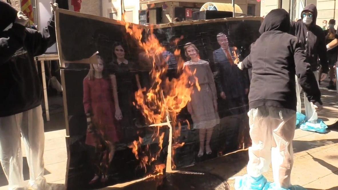 España: Manifestantes encapuchados queman un retrato de la Familia Real en el Día de Cataluña