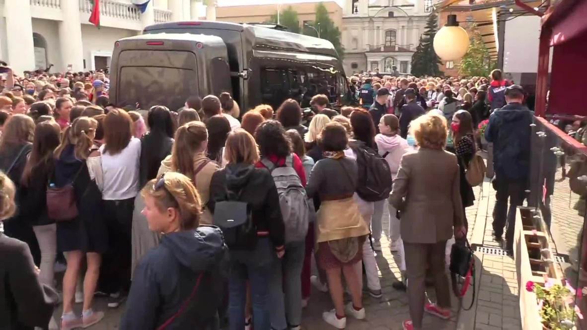 Bielorrusia: Disturbios en la 'Marcha de las Mujeres' en la que manifestantes bloquearon vehículos policiales