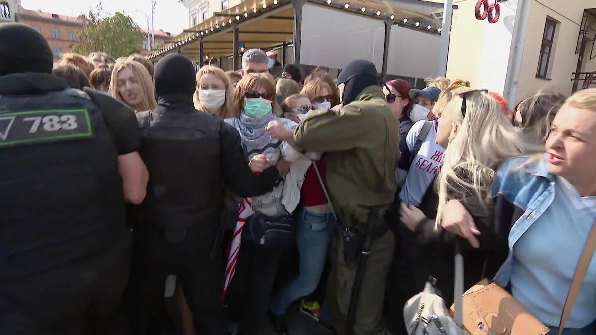 Bielorrusia: Se inician disturbios después de que manifestantes trataran de quitar la máscara a un agente de policía