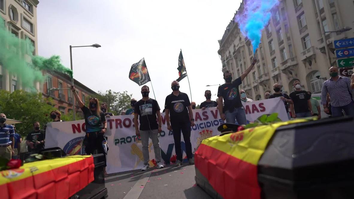 España: Jusapol protesta contra el Gobierno con ataúdes por suicidios de agentes