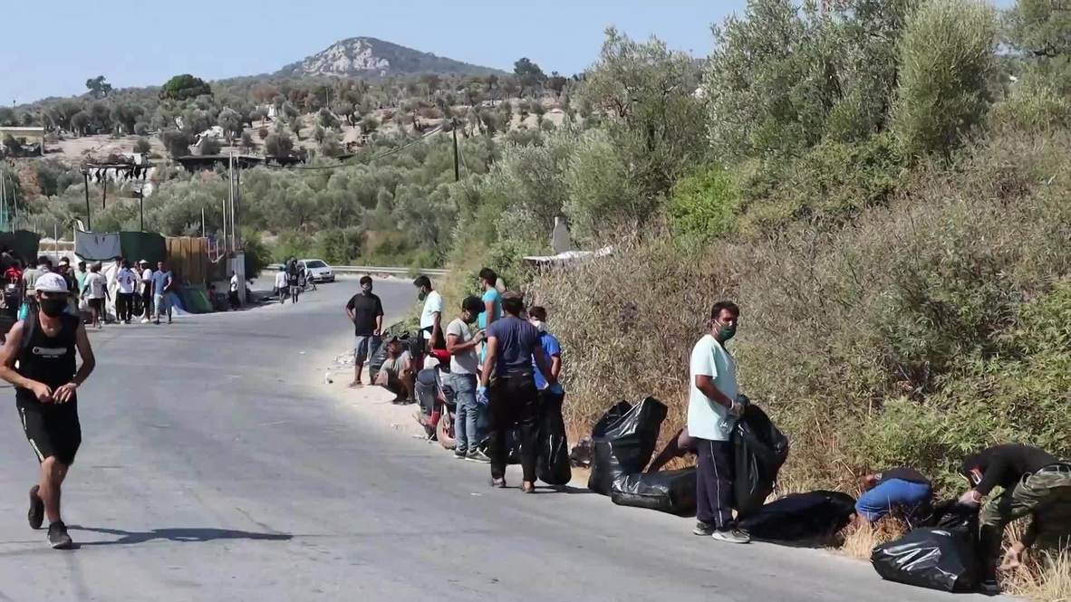 Grecia: Migrantes voluntarios limpian las carreteras mientras varios continuan sin hogar tras los incendios