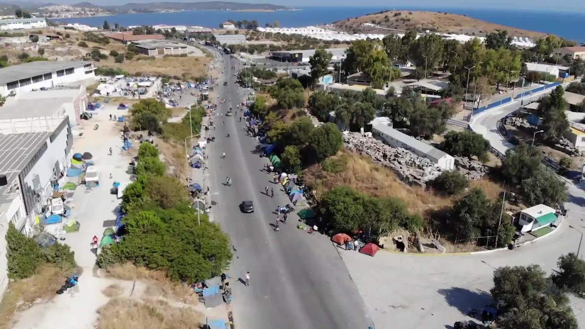 Grecia: Muchos migrantes siguen acampados en las carretera de Moria pese a los intentos de reubicación