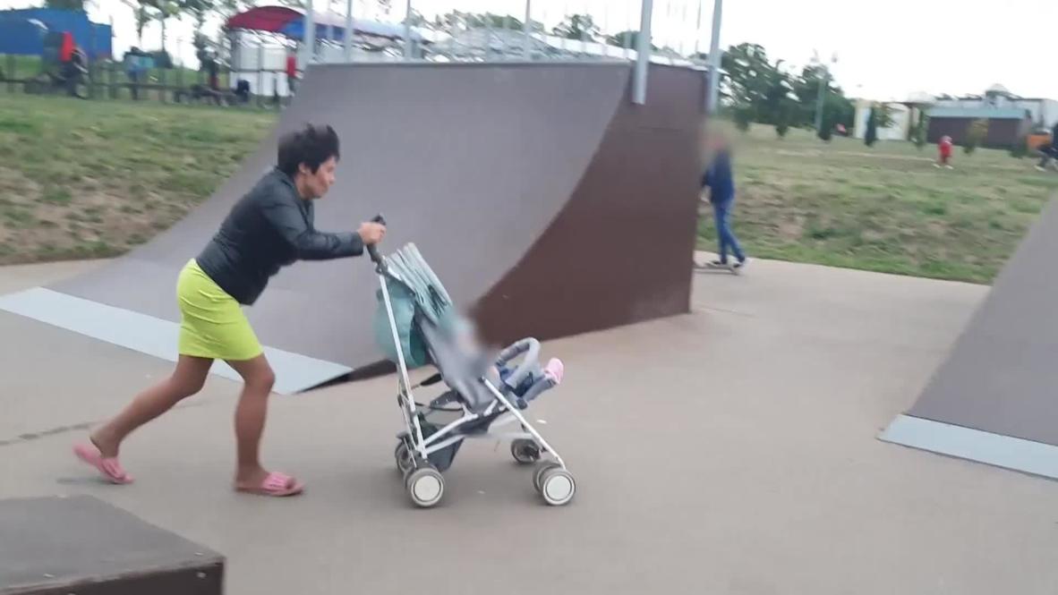 Rusia: Investigan a una madre que dejó caer a un bebé de un cochecito en un 'skatepark'