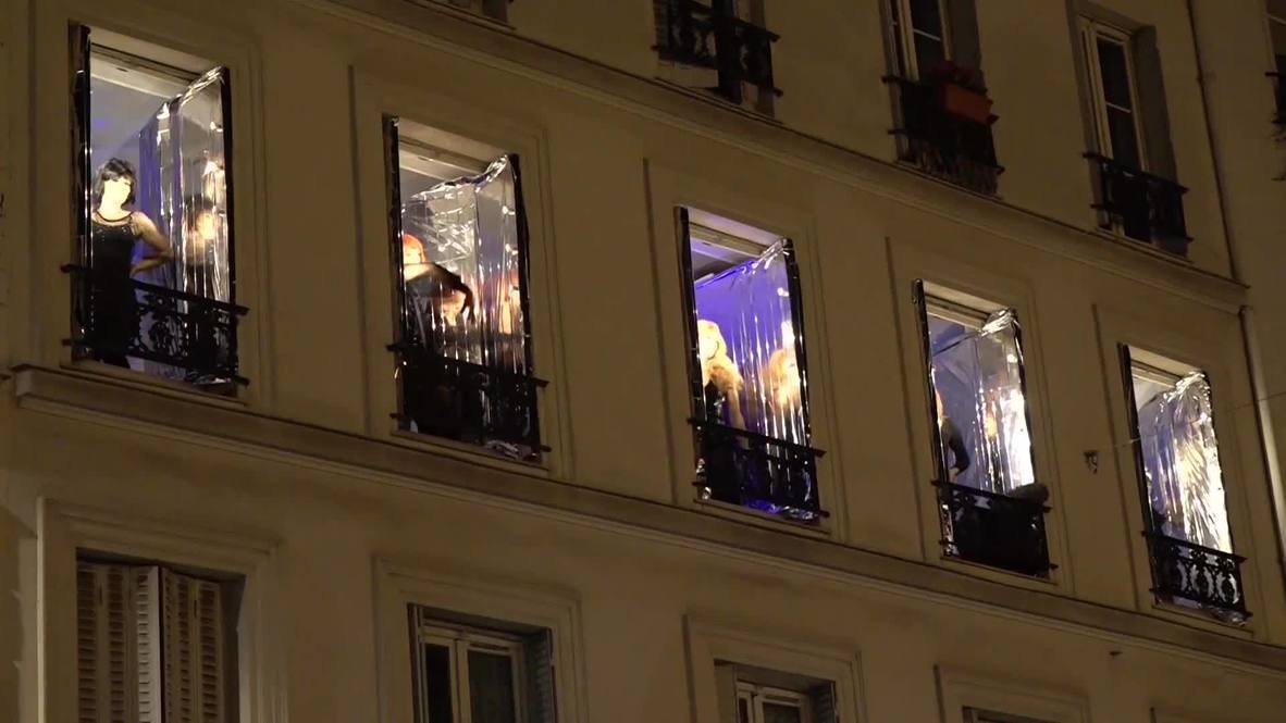 Francia: Drag queens montan un espectáculo desde sus ventanas en una calle de París