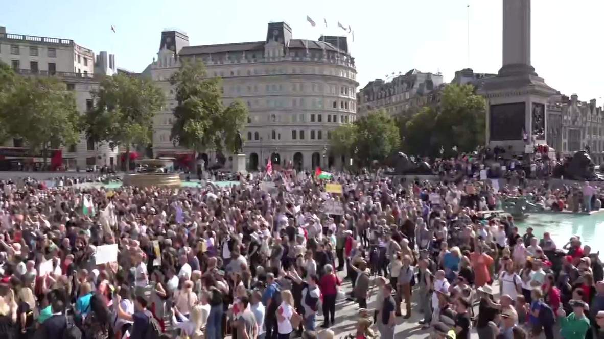UK: Scuffles erupt between police and protesters rallying against COVID measures in London