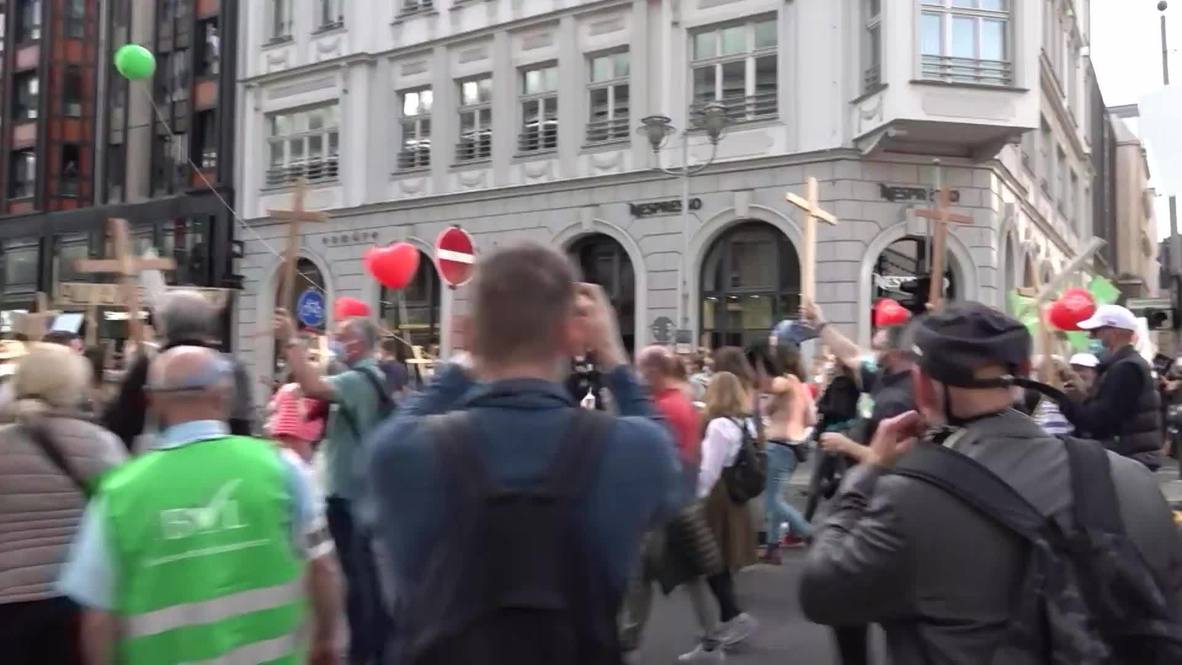Alemania: Contramanifestantes en 'topless' interrumpen la marcha contra el aborto en Berlín *EXPLÍCITO*