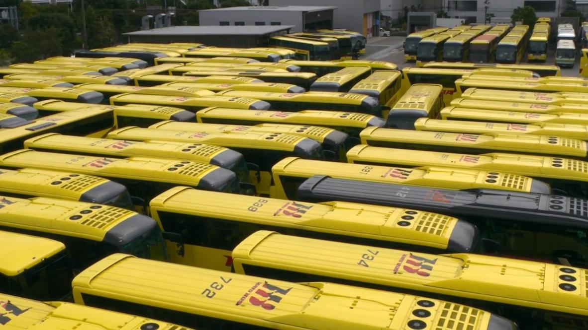 Japón: Transforman autobuses turísticos inactivos en gigantesco laberinto en Tokio