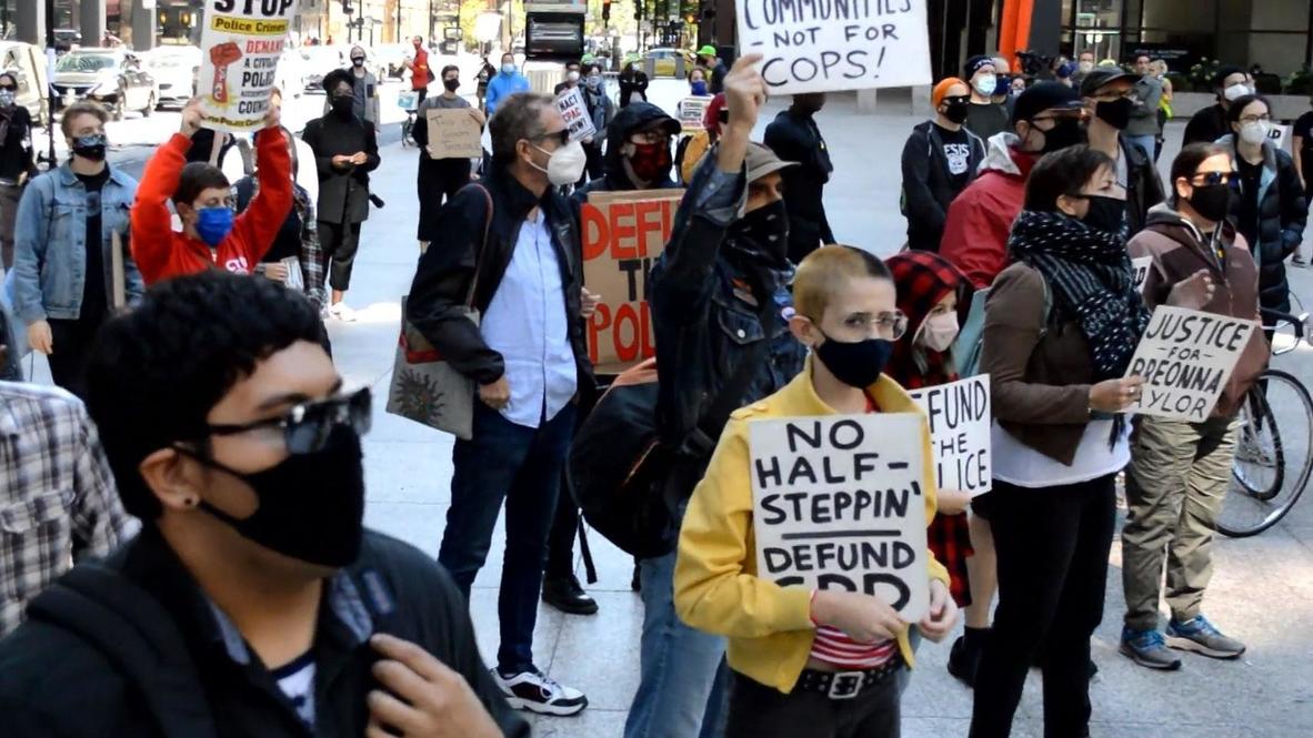 EE.UU.: Manifestantes realizan una protesta y una caravana de coches contra el racismo en Chicago