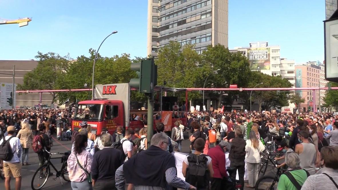 Germany: Thousands march in Berlin in support of Moria migrants